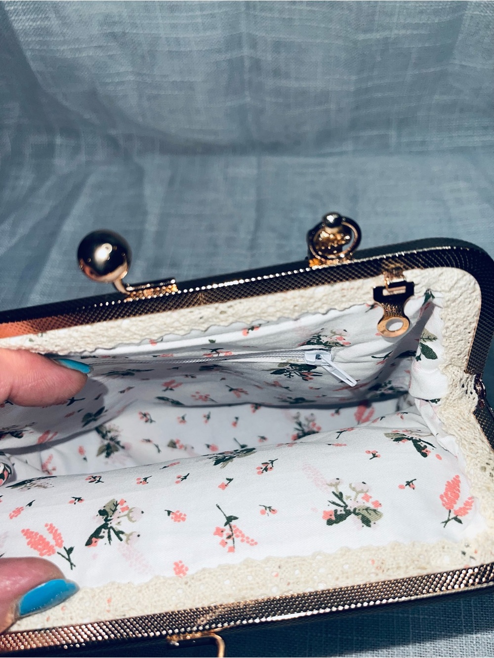 Elegant Pink Floral Embroidered Handbag - Picture 3 of 4